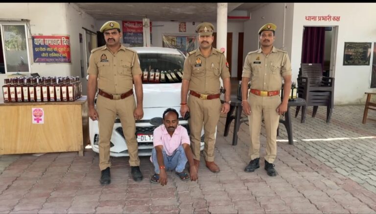 कुशीनगर हाईवे पर लग्जरी कार से शराब का बड़ा जखीरा बरामद, अंतरराज्यीय तस्कर गिरफ्तार।