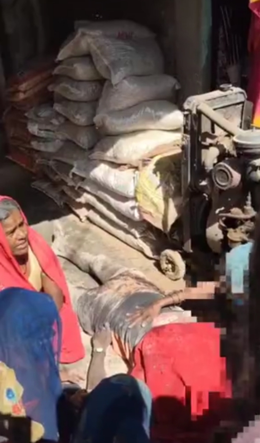 छत गिरने से मलबे में दबकर मजदूर की मौत, एक गंभीर घायल