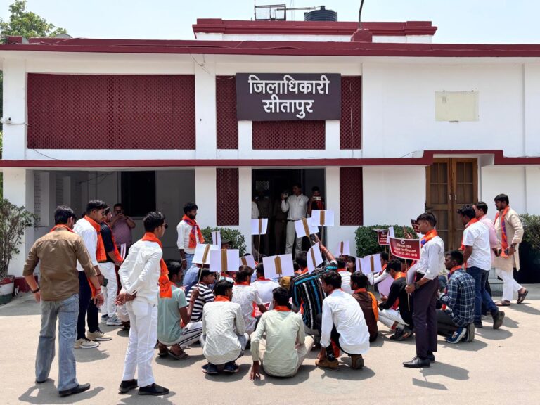 सीतापुर: अखिल भारतीय विद्यार्थी परिषद कार्यकर्ताओं ने सौंपा 13 सूत्रीय ज्ञापन, कार्रवाई न होने पर आंदोलन की चेतावनी