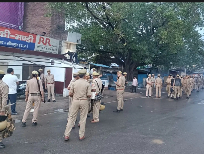 सीतापुर में चौराहा सौंदर्यीकरण के नाम पर चला अतिक्रमण अभियान, सीतापुर में पुलिस चौकी समेत कई भवनों के आंशिक हिस्से हटाए गए