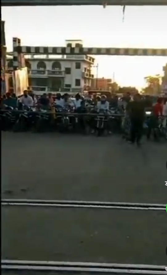 सिधौली महमूदाबाद मार्ग पर रेलवे बैरियर टूटा सीतापुर में ट्रेन आने से पहले बंद करते समय लगा भीषण जाम