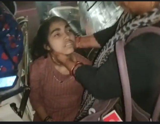 नशे में धुत ई-रिक्शा चालक की दबंगई, भीड़ ने पीटा; पुलिस ने हिरासत में लिया