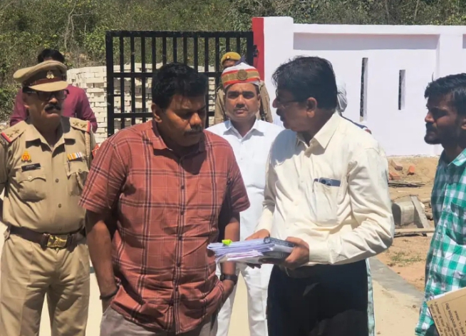 इंटरलॉकिंग उखड़वाकर डीएम ने जांची सड़क की गुणवत्ता, खामियां मिलने पर कार्रवाई