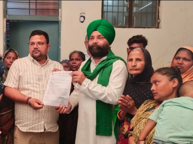 सीतापुर में अतिक्रमण पर चला बुलडोजर, झोपड़ियां उजड़ीं; बेघरों को आवास का आश्वासन