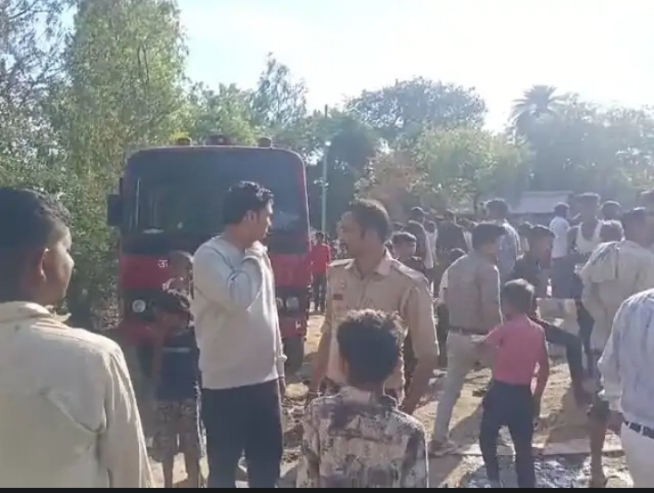 सीतापुर में भीषण आग से चार झोपड़ियां जलीं, शादी के लिए रखे ₹1 लाख राख