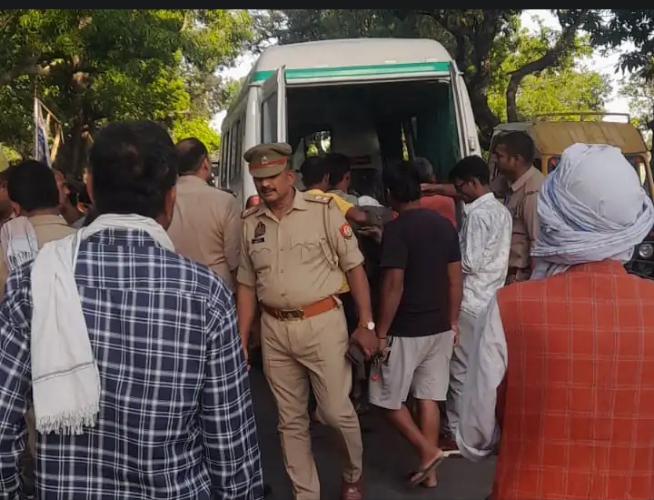 बाइक सवार ने साइकिल को मारी टक्कर, घायलों को एंबुलेंस से जिला अस्पताल भेजा