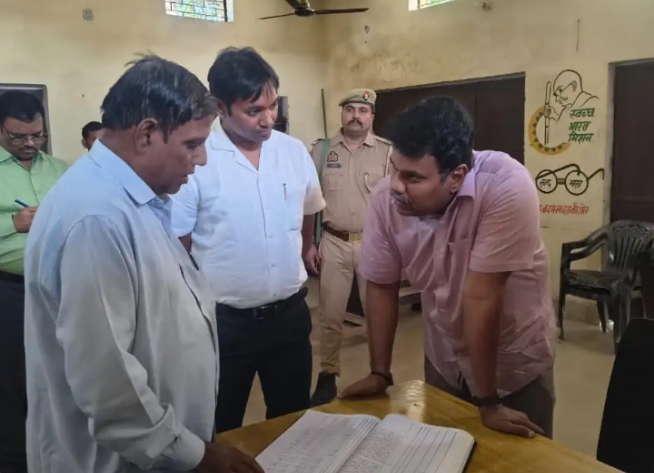 सीतापुर DM ने ADPO का वेतन रोका: BDO-लेखाकार को नोटिस, बिना फोटो सत्यापन भुगतान पर जताई नाराजगी