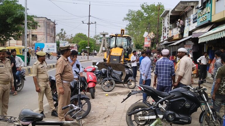 नगर पालिका और यातायात पुलिस की संयुक्त टीम ने अतिक्रमण पर कीकार्रवाई