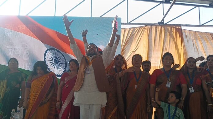 Sewing machines distributed to 1000 women at Basti Auditorium to provide them employment.