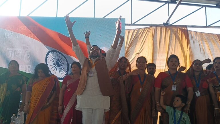 बस्ती ऑडिटोरियम में 1000 महिलाओं को रोजगार से जोड़ने के लिए सिलाई मशीन का वितरण