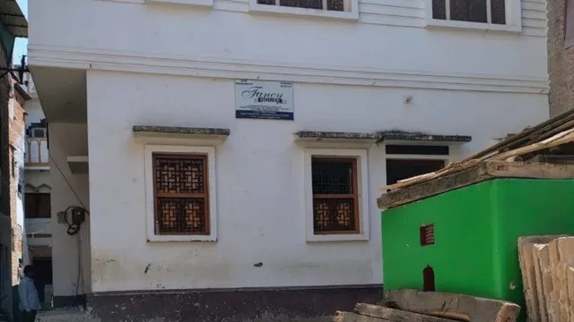 वाराणसी: टेरर फंडिंग के शक में बाल रोग विशेषज्ञ के घर ATS और IB की छापेमारी, परिवार नजरबंद