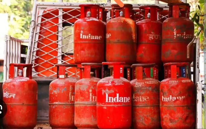 Alleged loot by gas agency in the name of KYC, allegation of recovery of up to ₹500 from consumers, cylinder not being delivered despite booking, complaint of snatching of passbook and indecency!