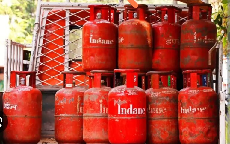 केवाईसी के नाम पर गैस एजेंसी की कथित लूट, उपभोक्ताओं से ₹500 तक वसूली का आरोप बुकिंग के बावजूद नहीं मिल रहा सिलेंडर, पासबुक छीनने और अभद्रता की शिकायत!
