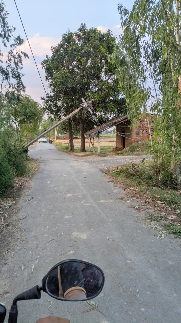 अंबेडकर नगर: भीटी तहसील के घाटमपट्टी टिकरी गांव में आंधी-बारिश से तबाही, घर की छत पर गिरा 440 वोल्ट का तार, 48 घंटे से बिजली गुल।