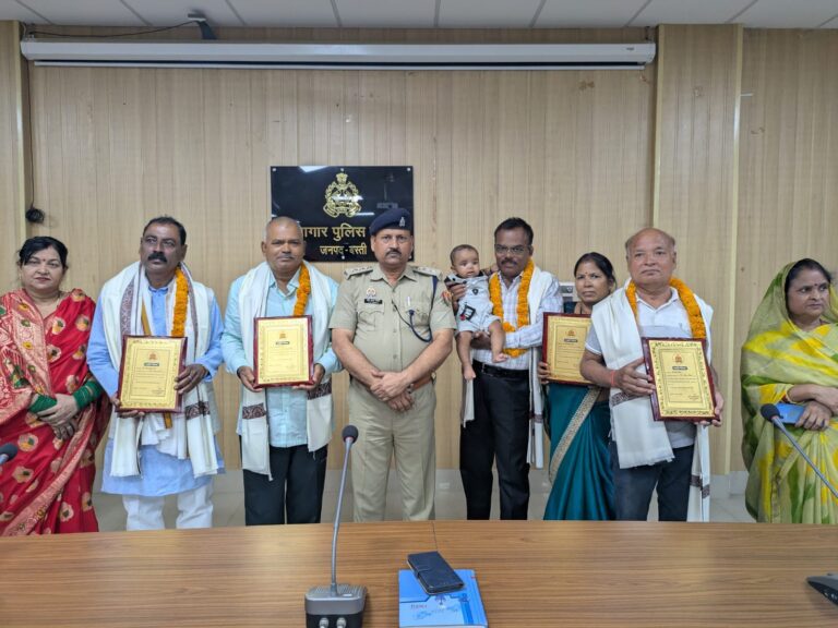 क्षेत्राधिकारी लाइन द्वारा अधिवर्षता आयु पूर्ण कर सेवानिवृत्त होने वाले चार अधिकारी/ कर्मचारी को उपहार देकर विदाई की गई