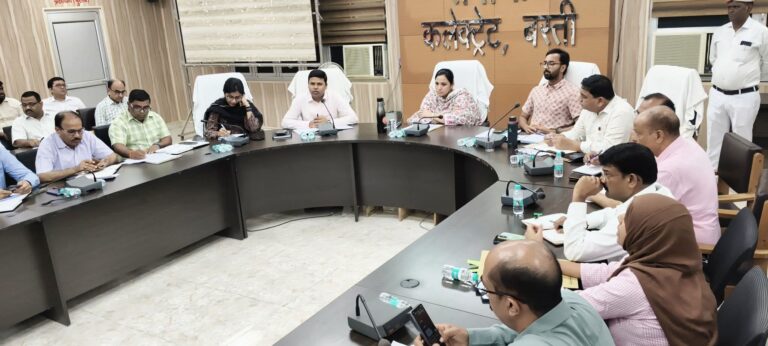 जिलाधिकारी श्रीमती कृत्तिका ज्योत्स्ना की अध्यक्षता में कलेक्ट्रेट सभागार में एक महत्वपूर्ण समीक्षा बैठक आयोजित