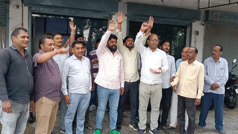 पश्चिम बंगाल व असम में भाजपा की जीत पर जश्न, अखिलेश चौधरी ‘विक्की ’ ने बांटी मिठाइयां