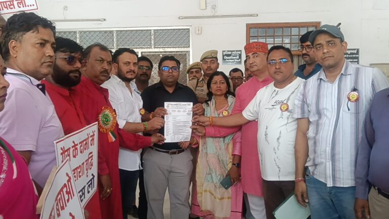 कमर्शियल गैस सिलेंडर की कीमतों में भारी बढ़ोतरी के खिलाफ व्यापारियों का प्रदर्शन, पुतला फूंका और राष्ट्रपति को भेजा ज्ञापन