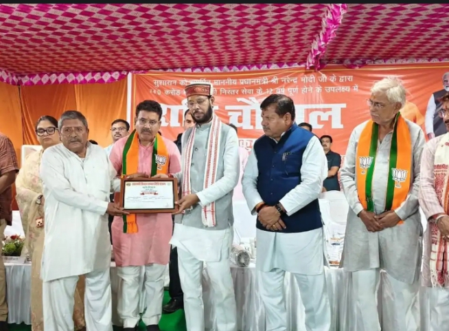 सीतापुर: मंत्री ने सुनीं ग्रामीणों की समस्याएं, सरकार की उपलब्धियां गिनाईं, बांटे प्रमाण पत्र