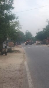 खनन के बाद मिरदहन पुरवा में निजी भूमि पर मिट्टी डालने जा रहा ट्रैक्टर