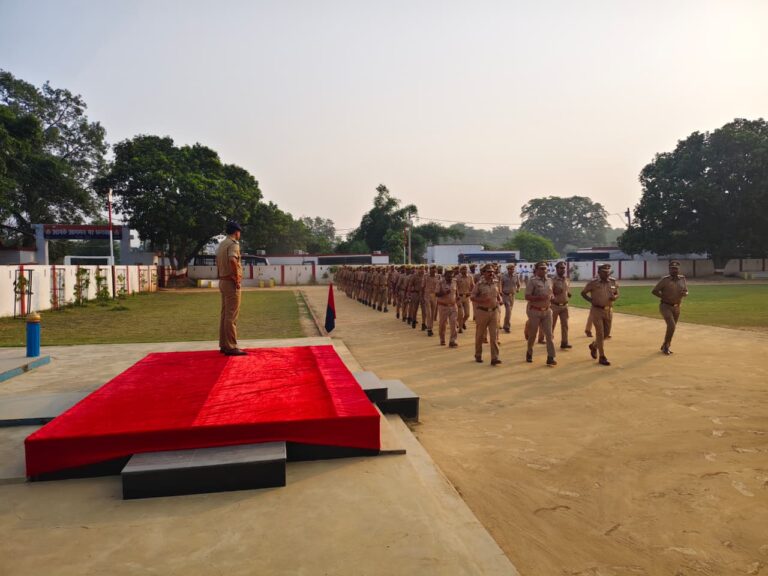 पुलिस लाइन में साप्ताहिक परेड का निरीक्षण, एसपी ने दिए अनुशासन और जनसंपर्क के निर्देश