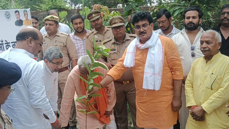 मुख्यमंत्री योगी आदित्यनाथ के जन्मदिवस पर जिला अस्पताल में फल वितरण, वृद्धाश्रम में वृक्षारोपण