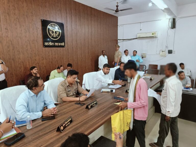 सहजनवां तहसील दिवस में डीएम और एसएसपी ने सुनीं जनसमस्याएं, अधिकारियों को दिए त्वरित निस्तारण के निर्देश