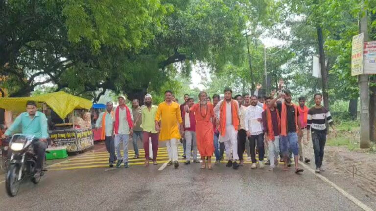 सीतापुर मे बजरंगदल का प्रदर्शन , दो पुलिस कर्मियों पर कार्यवाही की मांग