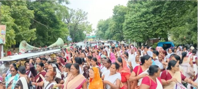 Asha Bahus and Asha Kiran workers demonstrated for their demands, blocking the Akbarpur-Tanda highway.