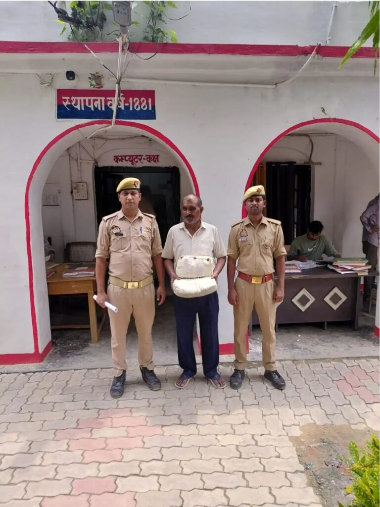 जलालपुर पुलिस की बड़ी कार्रवाई: लगभग 2 किलो अवैध गांजा के साथ तस्कर गिरफ्तार, बाइक, मोबाइल और नकदी बरामद