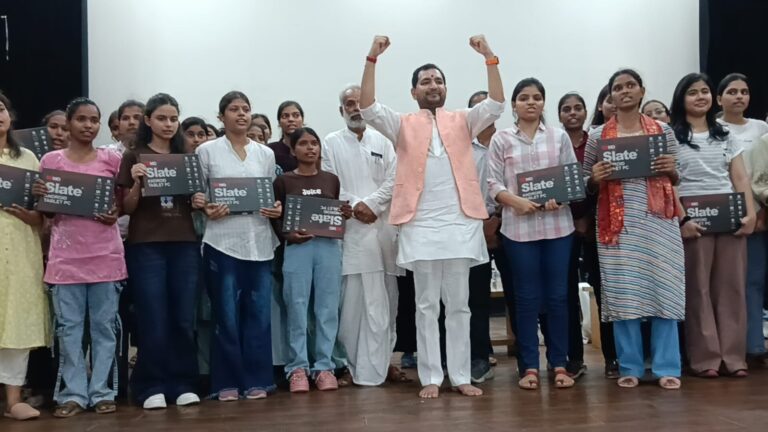 100 छात्राओं को निशुल्क टैबलेट देकर डिजिटल शिक्षा की अलख जगाई -शिक्षा और तकनीक में जिले को नई पहचान दिलाना लक्ष्य-मनीष मिश्रा
