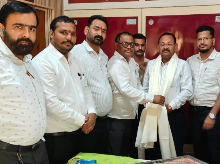 शिक्षक दिवस पर सम्मान की पहल, बीआरजी इंटर कॉलेज के प्रबंधक संजय वर्मा को प्रेस क्लब ने किया सम्मानित